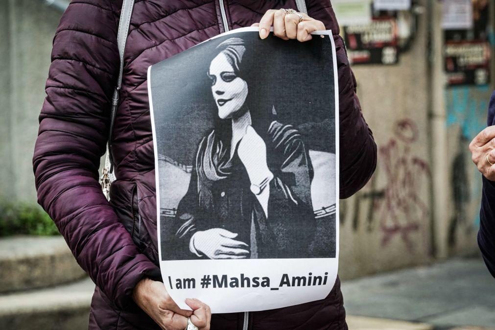 UE sanciona 11 responsáveis e 4 entidades iranianas após morte de Mahsa Amini