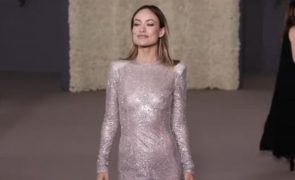 Olivia Wilde deixa pouco à imaginação em vestido transparente sem sutiã [vídeo]