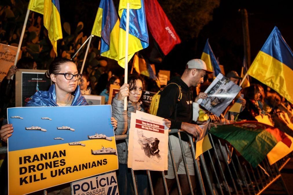 Ucranianos e iranianos unem-se em Lisboa contra fornecimento de armas e regimes totalitários