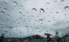 Distritos do Porto e Braga sob aviso vermelho devido à chuva forte