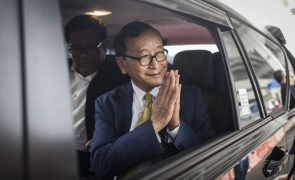 Líder da oposição do Camboja no exílio Sam Rainsy condenado à prisão perpétua