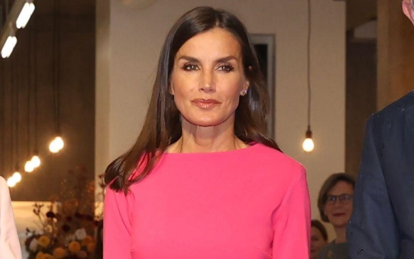 Rainha Letizia arrasa de vestido fúcsia e mini mala floral de 400 euros
