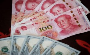 Moeda chinesa recua face ao dólar para valor mais baixo desde crise de 2008