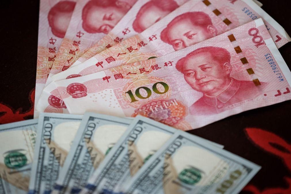 Moeda chinesa recua face ao dólar para valor mais baixo desde crise de 2008