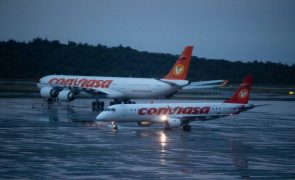 Últimos tripulantes de avião venezuelano retido na Argentina chegam a Caracas