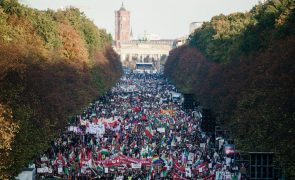 Cerca de 80 mil pessoas desfilam em Berlim solidárias com protestos no Irão
