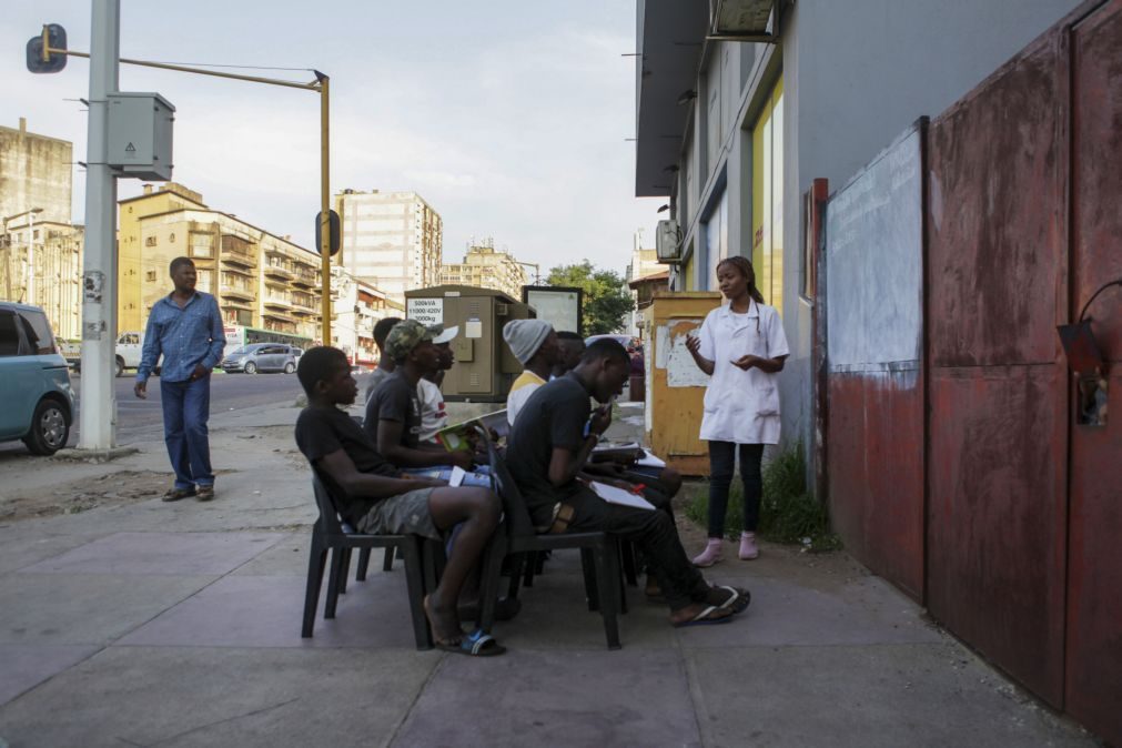 Escola à beira dos semáforos para quem sobrevive nas ruas de Maputo