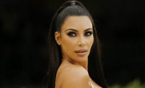 Kim Kardashian surge de pijama justo e encanta seguidores