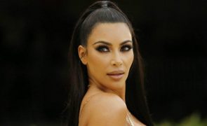Kim Kardashian surge de pijama justo e encanta seguidores