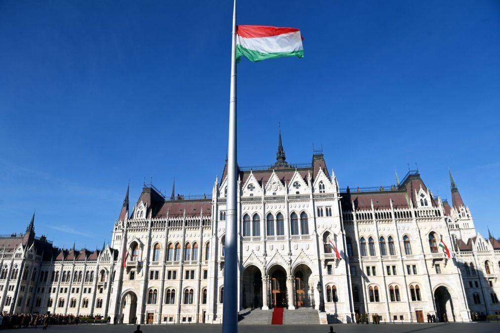 Parlamento húngaro aprova mais uma reforma legal para desbloquear fundos da UE