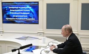 Rússia faz exercícios com forças nucleares sob a supervisão de Putin