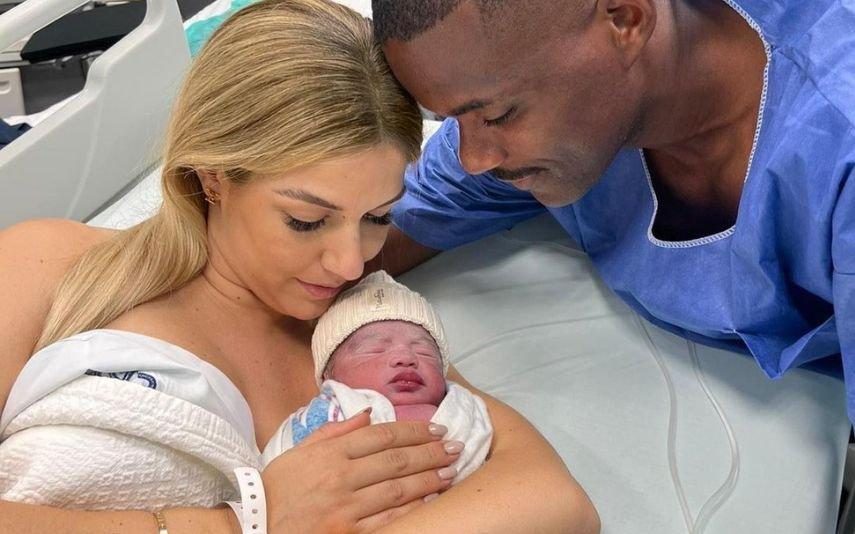 William Carvalho já tem segundo filho nos braços: