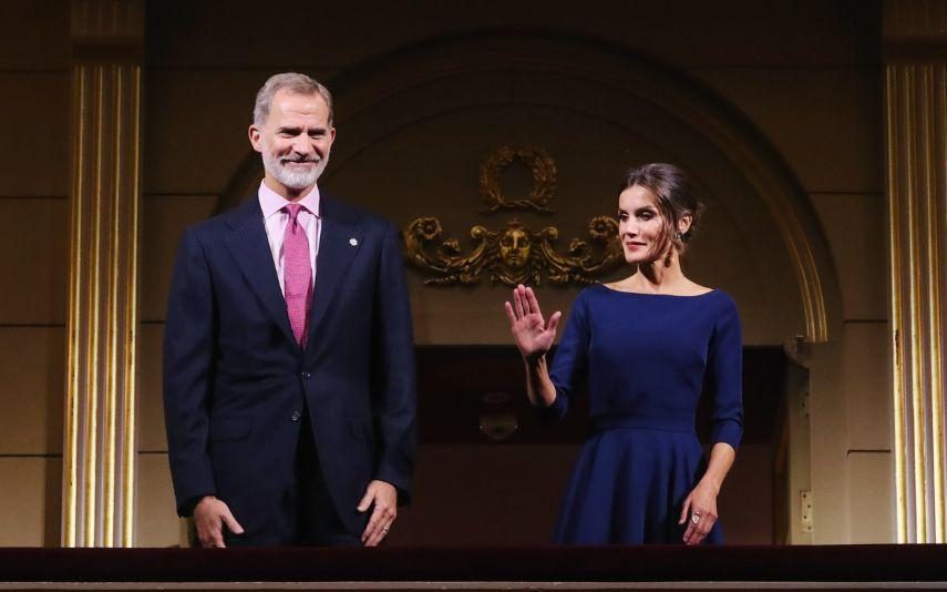 Letizia - Arrasadora! Rainha usa vestido ousado sem costas. Saiba quanto custa