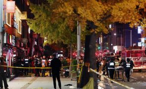 Halloween em Seul acaba com dezenas em risco de morte após esmagamento em rua