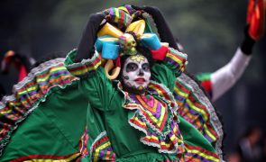 Mais de um milhão de pessoas no desfile que antecipa Dia dos Mortos no México