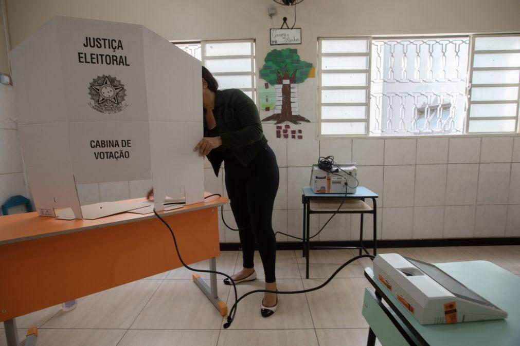 Brasil/Eleições: Abertas mesas de votos para decidir o futuro do país