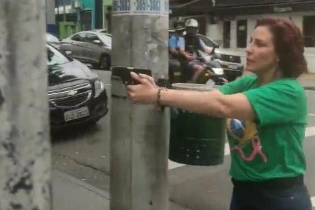 Carla Zambelli, deputada de Jair Bolsonaro, persegue homem com arma