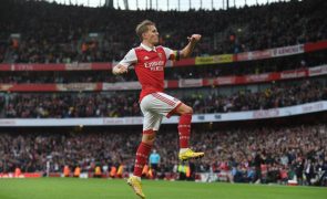 Arsenal goleia lanterna-vermelha e continua na liderança da Premier League