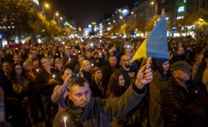 Dezenas de milhares de pessoas manifestam apoio à Ucrânia em Praga