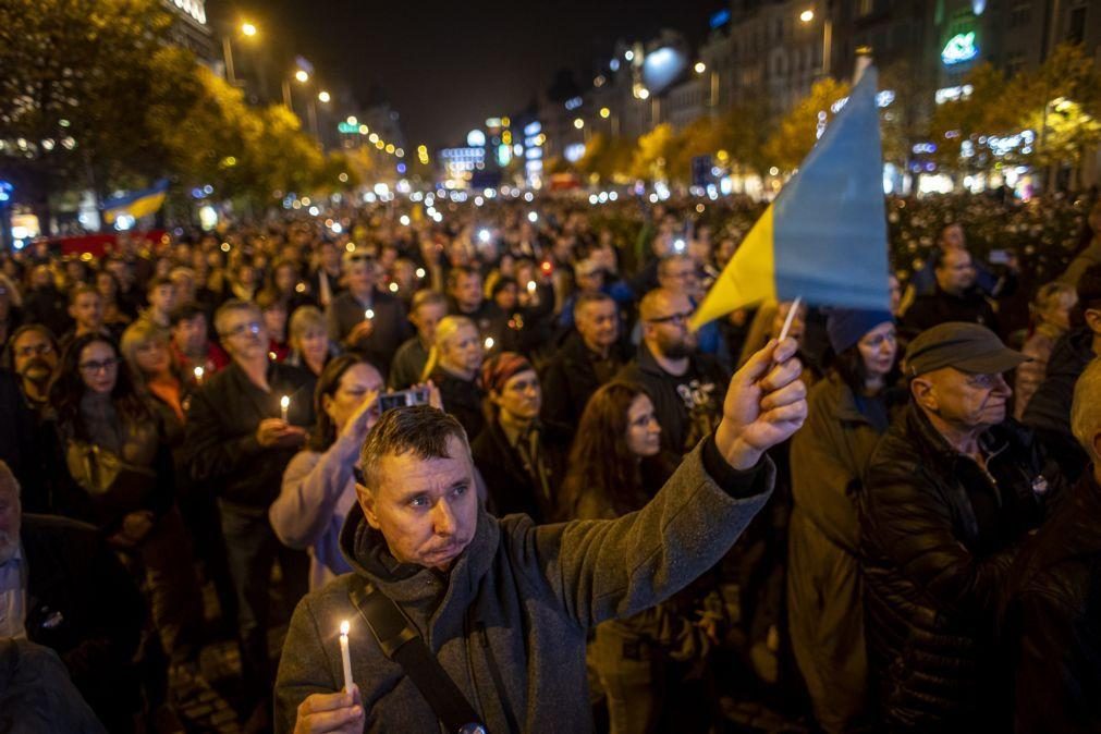 Dezenas de milhares de pessoas manifestam apoio à Ucrânia em Praga