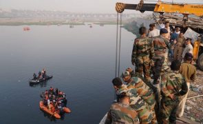 Sobe para 132 o número de mortos em queda de ponte na Índia - novo balanço