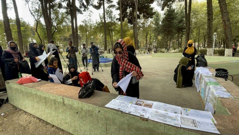 Talibãs impedem protesto de mulheres em Cabul