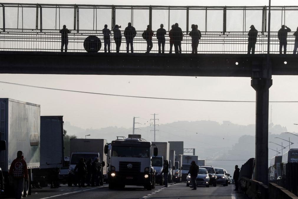 Camionistas bloqueiam rodovias em atos contra a derrota de Bolsonaro