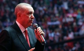 Erdogan pede a teólogos islâmicos para combater 