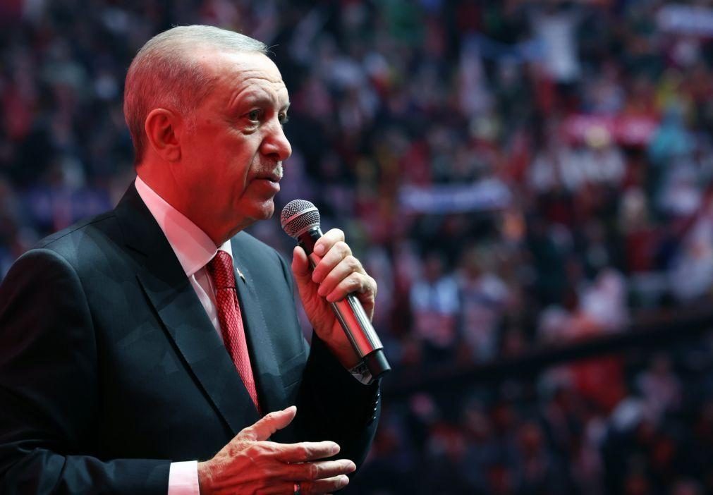 Erdogan pede a teólogos islâmicos para combater 