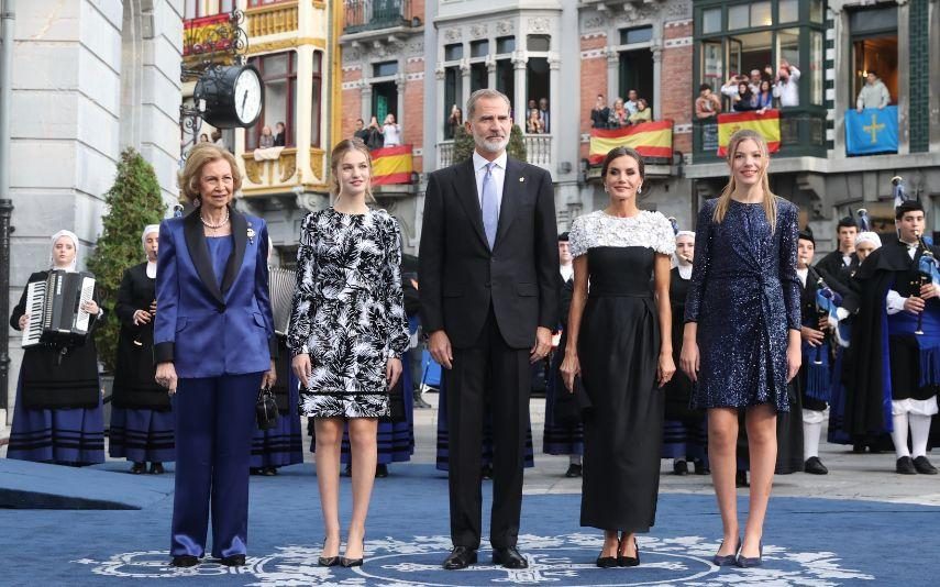 Princesa Leonor - De menina a mulher! Herdeira de Espanha arrasa com look de lantejoulas e estampado tropical