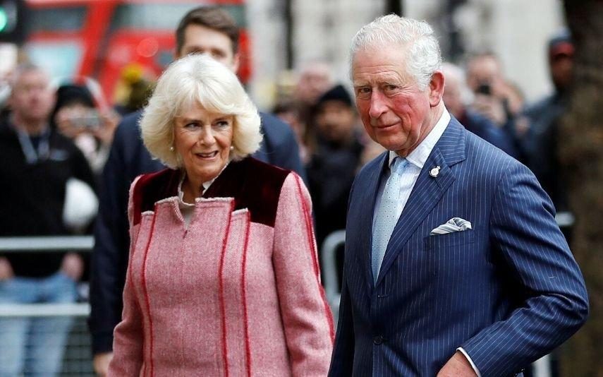 Camilla Parker Bowles apanha susto enorme após incidente no avião que a transportava