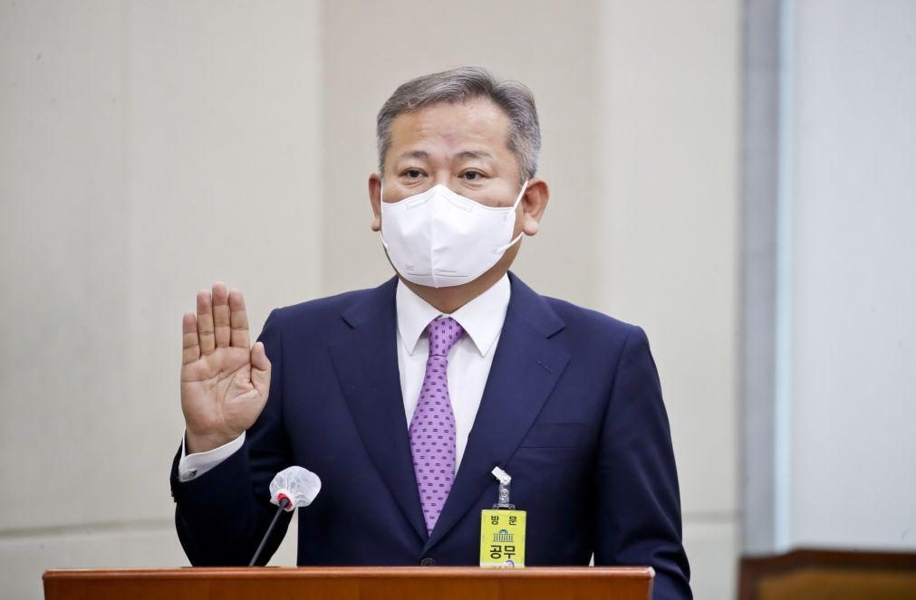 Ministro do Interior sul-coreano pede desculpas por debandada mortal em Seul