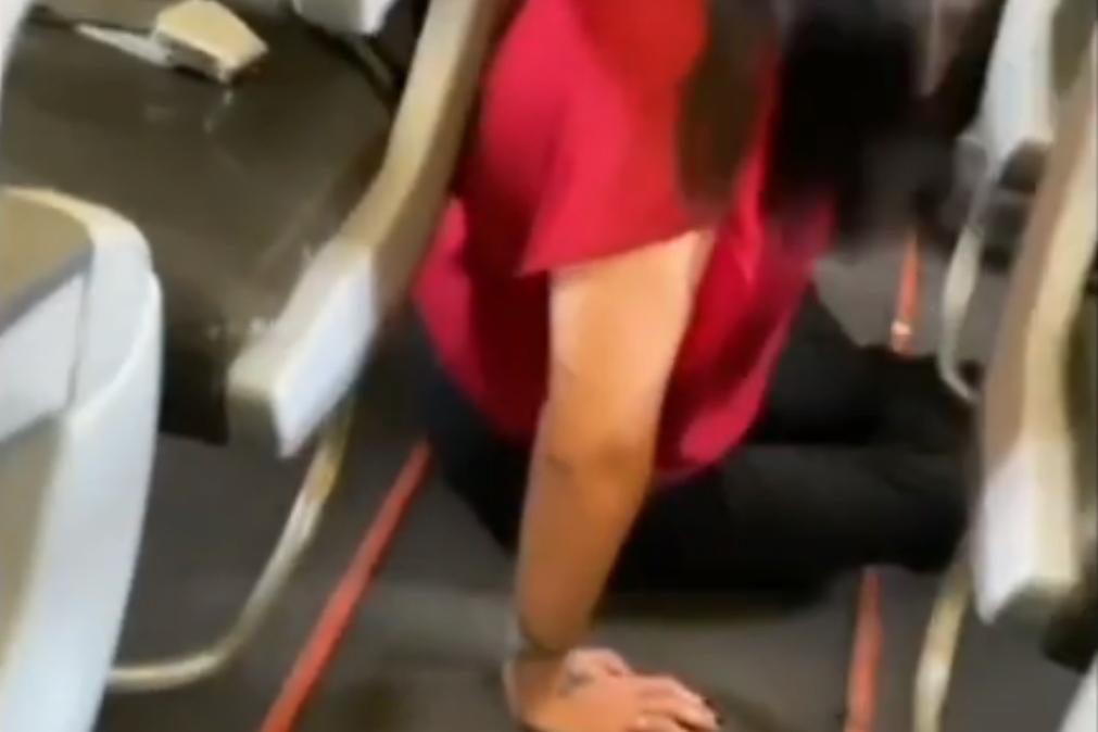 Mulher obrigada a rastejar para sair de avião depois exigirem que pagasse por uma cadeira de rodas