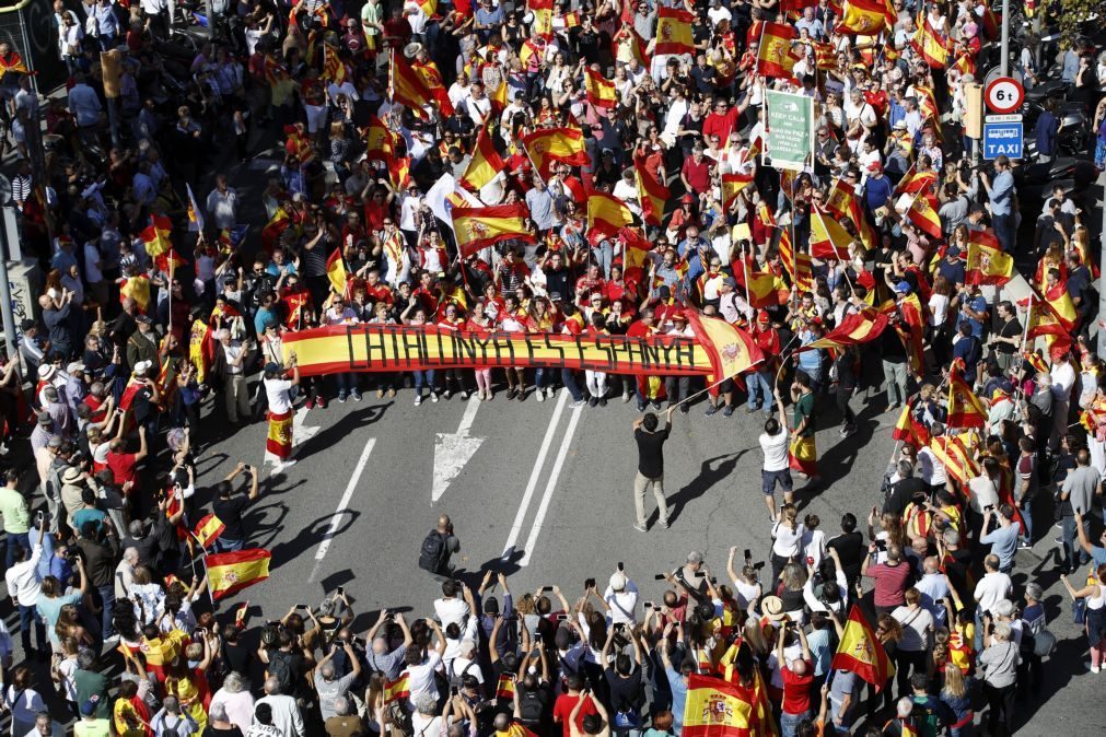 Manifestação junta um milhão em Barcelona contra a independência da Catalunha