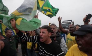 Apoiantes de Jair Bolsonaro em frente de quartéis pedem intervenção militar