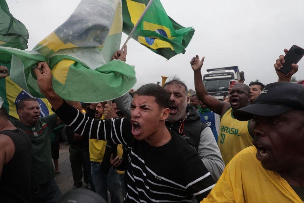 Apoiantes de Jair Bolsonaro em frente de quartéis pedem intervenção militar