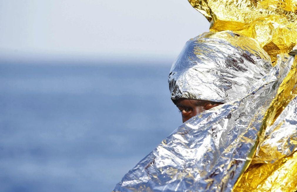 Migrações: Cinco crianças entre 22 mortos em naufrágio de veleiro na Grécia