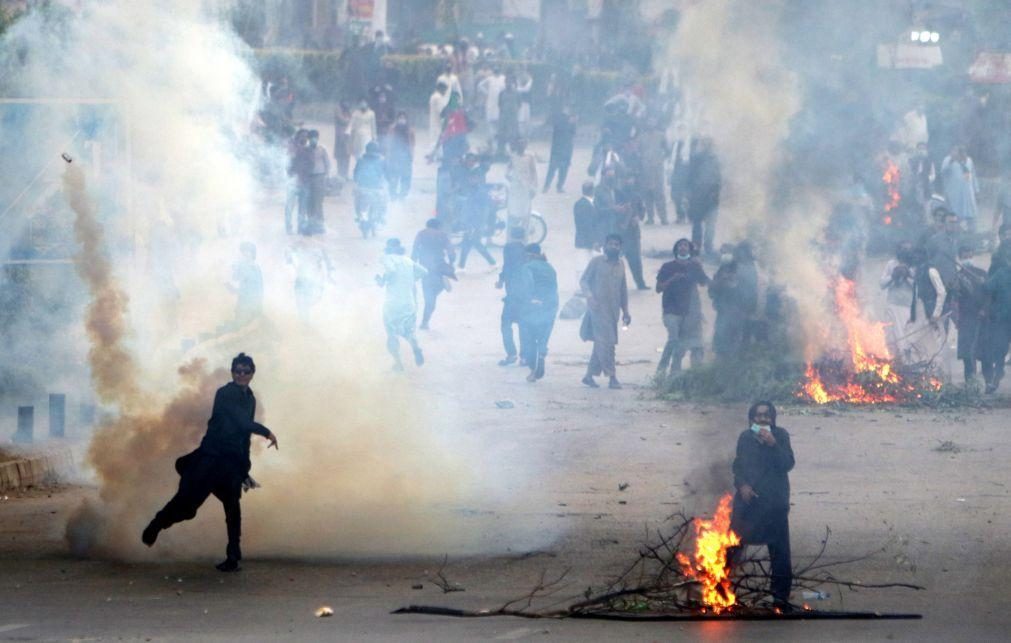 Violentos confrontos entre polícia e apoiantes de ex-PM em todo o Paquistão