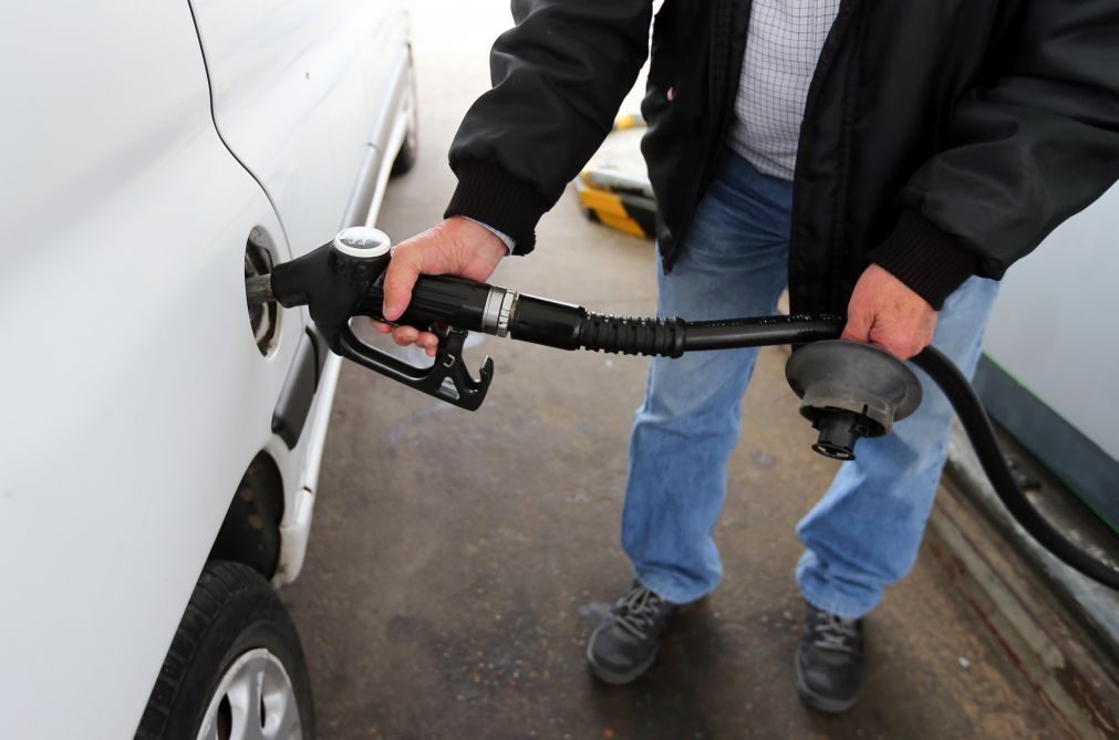 Carga fiscal diminui 3,8 cêntimos no gasóleo e 1,4 na gasolina em novembro
