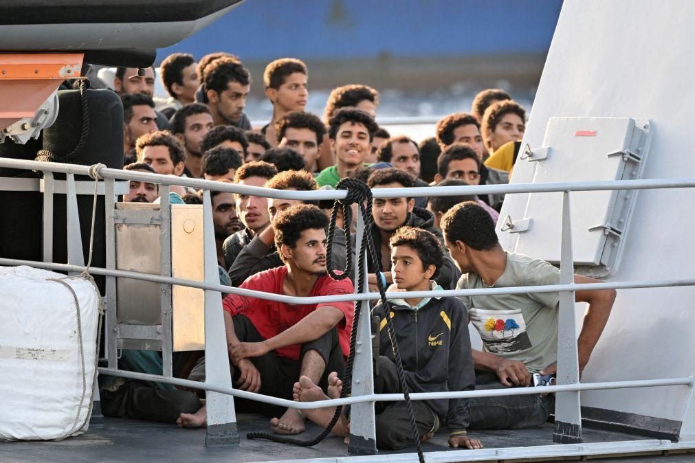 França e Alemanha pressionam Itália a abrir portos a navios com 1.000 migrantes