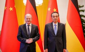 Olaf Scholz reúne-se com dissidentes chineses antes de visitar China