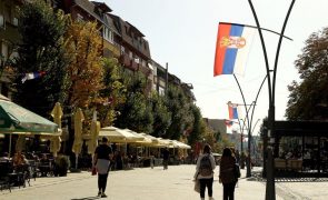 Sérvios no norte do Kosovo decidem deixar instituições do Estado