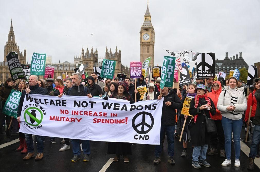 Milhares de manifestantes em Londres em protesto contra inflação e por eleições gerais