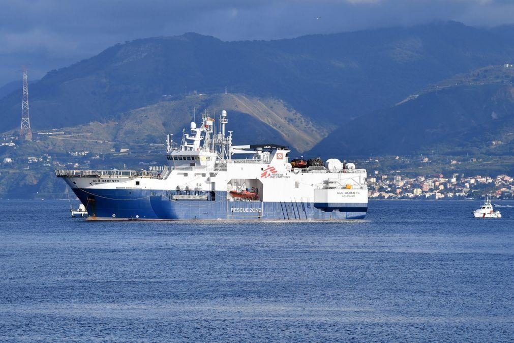 Comida e água escasseiam em barcos retidos ao largo de Itália com mais de mil migrantes