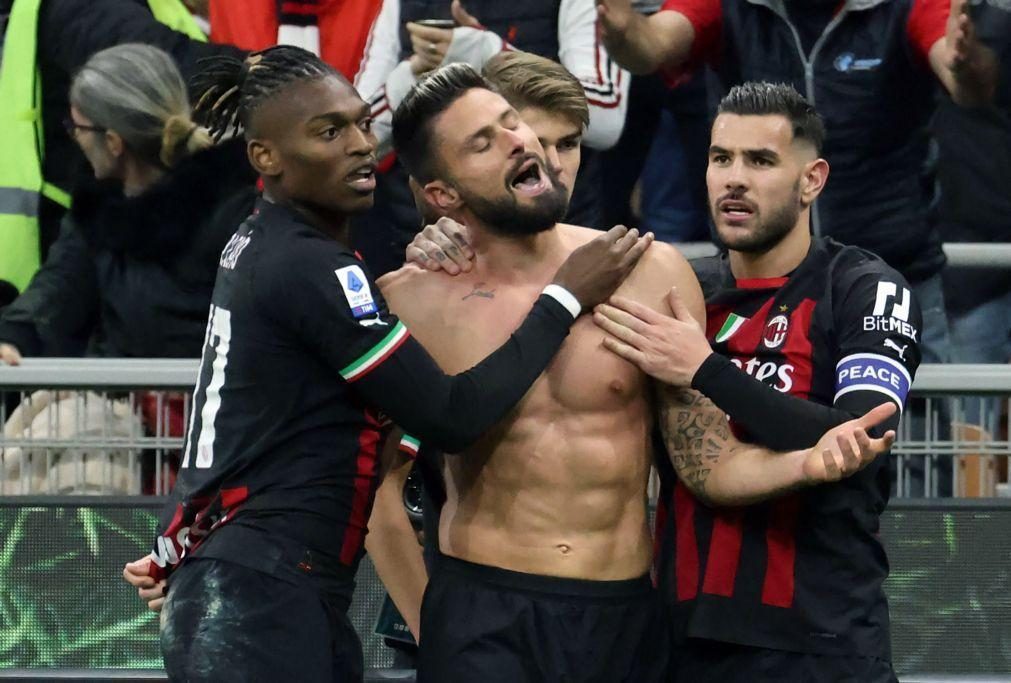Golo tardio de Giroud permite ao AC Milan subir ao segundo lugar da Série A