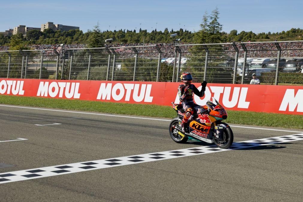 Augusto Fernandez sagra-se campeão mundial de Moto2 em Valência
