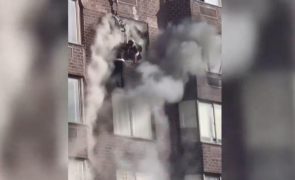 Bombeiros salvam mulher pendurada no 20.º andar de prédio em chamas nos EUA [vídeo]