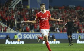 Benfica goleia Estoril Praia e reforça liderança no 23.º jogo sem perder