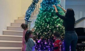 Georgina Rodriguez faz árvore de natal com os filhos... e mostra crescimento de Bella