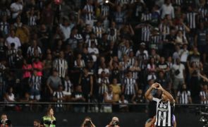 Botafogo bate Atlético Mineiro e sobe ao 10.º lugar do Brasileirão